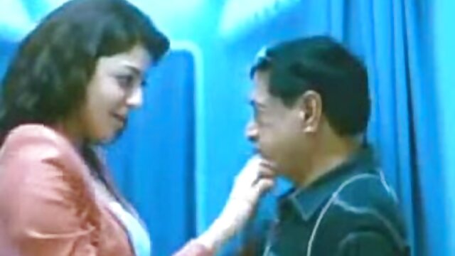 Busty brunette được phim sẽ xxxx chọn lên và fucked