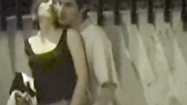 Suzie Carina trong đồ lót được khỏa thân và masturbates làm tình phim xxxx thu mình với một dildo