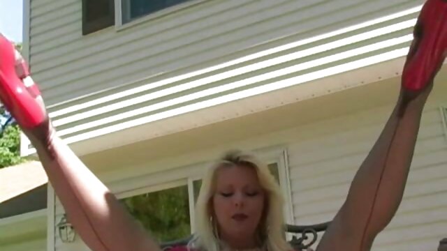 Tessa Fowler và bộ ngực đẹp tự nhiên xxxx pha trinh của họ