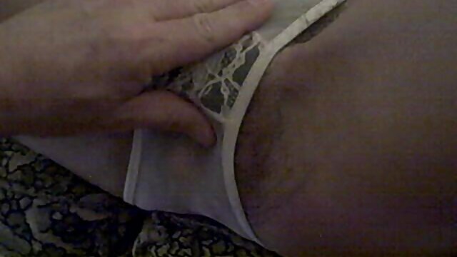 Gái điếm dễ thương bị trêu chọc trong khi bị ràng buộc và đi tiểu máy bay xxxx sau khi bị nắm tay