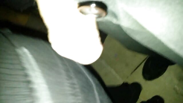 Dễ thương tóc vàng dải và hút vòi seo xxxx nước trước ở mặt